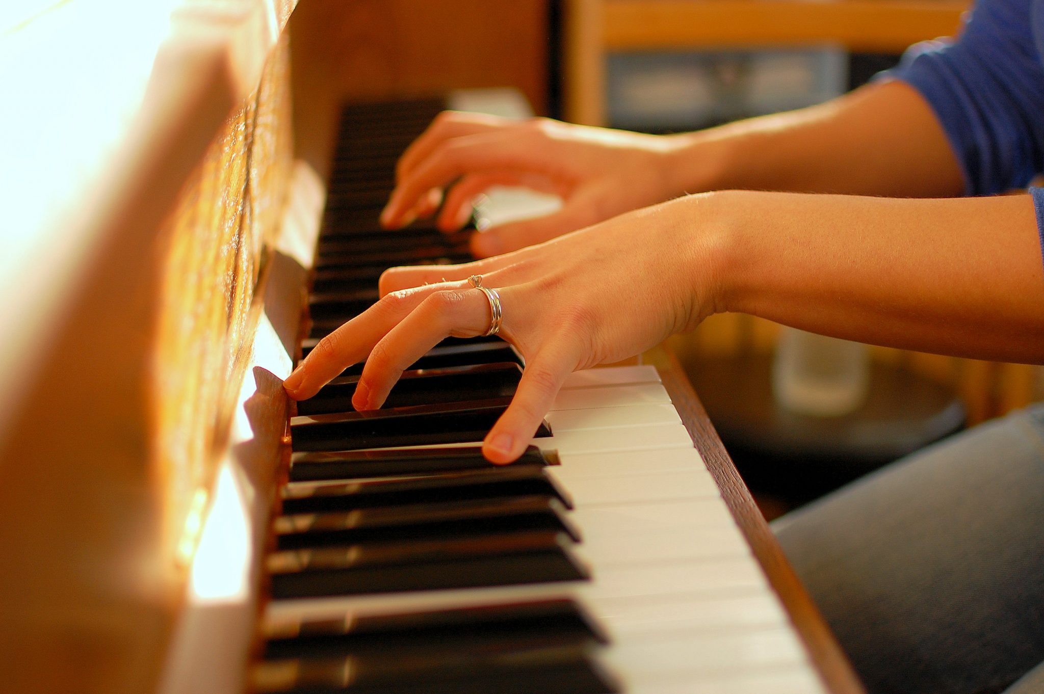 Nghiên cứu các nốt nhạc và vị trí để tay trên piano